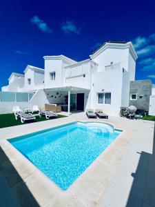 普拉亚布兰卡Lovely Villa Sanmar, heated pool的游泳池别墅的图象