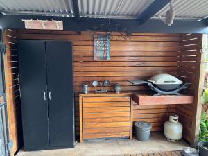 Tura BeachCountry charm coastal living的厨房设有木墙和炉灶。