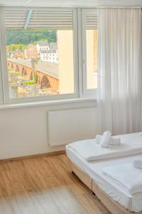 特里尔Hotel Constantin的一间卧室设有一张床和一个大窗户