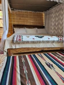 伊林加Jabali Mountain Cabin的地毯间的一张床位
