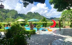 宁平Tam Coc Minh Hung Homestay的一座带山地游泳池的度假村