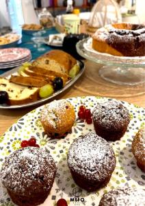 圣温琴佐MIIO HOTEL的配上甜甜圈和其他甜点的桌子