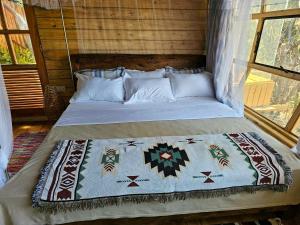 伊林加Jabali Mountain Cabin的床上的被子