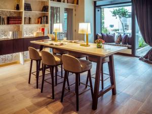 利马Manto Hotel Lima - MGallery的用餐室配有大型木桌和椅子