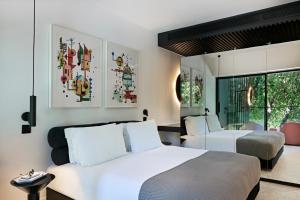尼科西亚MAP Boutique Hotel的酒店客房设有两张床和窗户。