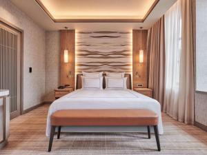伯萨Swissotel Uludag Bursa的卧室配有带白色枕头的大床