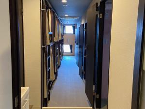 京都Higashi Shimbashi Building 3F Hostel Gion SORA - Vacation STAY 92728v的走廊走廊,有门和走廊