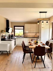 布莱德Vila Minka Bled - Perfect Family Vacation Home的厨房以及带桌椅的用餐室。