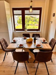 布莱德Vila Minka Bled - Perfect Family Vacation Home的餐桌、椅子和大窗户