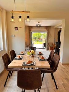 布莱德Vila Minka Bled - Perfect Family Vacation Home的用餐室配有大型木桌和椅子