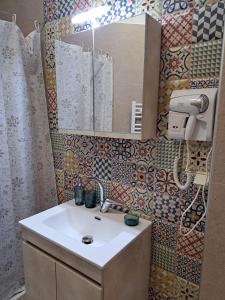 YiannioúVarsamos的一间带水槽和镜子的浴室