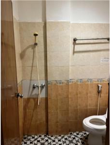 SukaramiBelvena Makati Hotel的带淋浴和卫生间的浴室