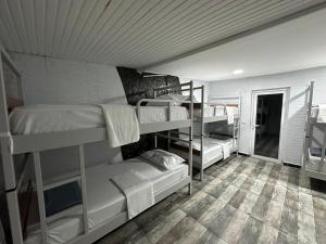 伊斯坦布尔STONE HOME Hostel的宿舍间设有4张双层床。