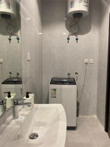 麦地那المسك للوحدات الفندقيه الفاخره的浴室配有盥洗盆和带灯的卫生间