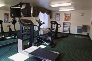 Calexico卡莱克西科智选假日酒店的一间健身房,里面配有几台跑步机