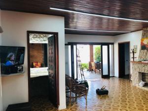 瓜鲁雅Casa na Enseada- Guaruja的客厅设有壁炉和木制天花板。