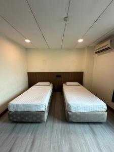 哥打京那巴鲁CU Boutique Hotel的小型客房配有两张床,设有2张床。