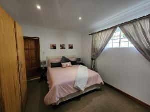 约翰内斯堡六瓦克大道旅馆的一间卧室设有一张床和一个窗口