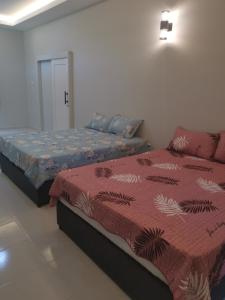 瓜拉丁加奴Anjung Barakah Chalet的一间卧室,配有两张床