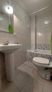 雷乌斯Pension Suiza的浴室配有盥洗盆、卫生间和浴缸。