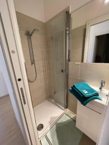 佩鲁贾Appartamento a 4 km dal Centro的带淋浴、盥洗盆和镜子的浴室