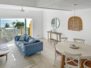天阁露玛Paradise Palms Tangalooma的客厅配有蓝色的沙发和桌子