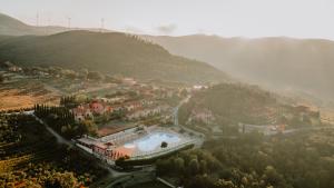 里帕尔贝拉Borgo San Pecoraio Resort的高山度假胜地的空中景观