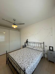 佩鲁贾Appartamento a 4 km dal Centro的一间卧室设有一张床和白色的墙壁