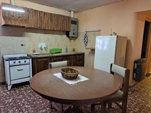La ConsultaLa Casona de la tía的厨房配有木桌和冰箱。