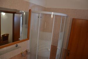 察夫塔特达布公寓的浴室里设有玻璃门淋浴