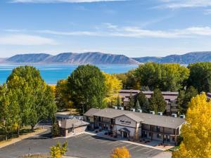 加登城Sun Outdoors Garden City Utah的享有酒店和湖泊的空中景致