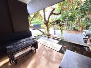 奥南海滩西瓦府奥南甲米别墅的客房享有花园的景致,设有长凳