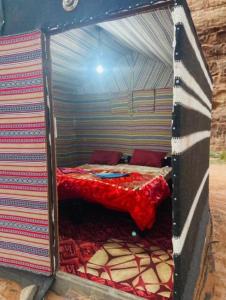 瓦迪拉姆Wadi Rum Story Camp的小房间,帐篷里配有一张床