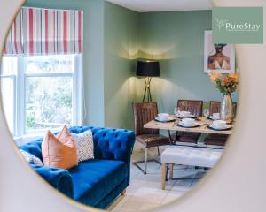 巴斯Huge Four Bedroom Townhouse By PureStay Short Lets & Serviced Accommodation Bath的客厅配有蓝色的沙发和桌子