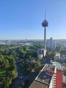 科隆Ferienwohnung in Köln 2910的城市空中高塔景