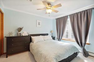 AlbrightsvilleSpacious Home by Kalahari Waterpark, Camelback and Jim Thorpe, FREE EV Station的一间卧室配有一张床和吊扇