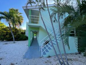威廉斯塔德Club Seru Coral的棕榈树海滩上的房子