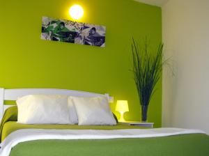 塞维利亚圣卡塔利娜旅馆的绿色卧室,配有一张带绿色墙壁的床