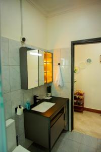SeetaMANDJ STAYS的一间带水槽和镜子的浴室