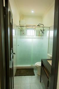 SeetaMANDJ STAYS的带淋浴、卫生间和盥洗盆的浴室