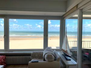 奥斯坦德Residentie Rapallo Oostende with fantastic Sea View!的一间享有海滩美景的客厅