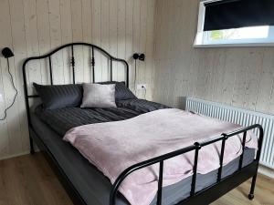 ÁsólfsstaðirÁsólfsstaðir - Miðhóll的卧室内的一张黑色床