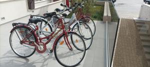 莫诺波利Manolo Case Vacanza的三辆自行车停在彼此相邻的大楼里
