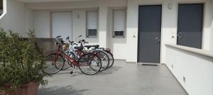 莫诺波利Manolo Case Vacanza的停在大楼前的一排自行车