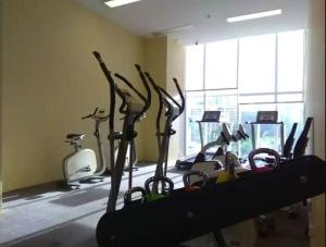 雅加达Comfy Casa的健身房,室内配有几辆有氧自行车
