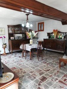 FresonaraLa casetta di Pio的客厅配有桌椅