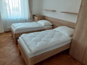 上米托Penzion ČESKÁ FARMA的双床间设有2张单人床。