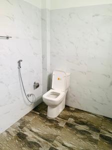 达瓦拉维孔雀别墅度假村的一间带卫生间和淋浴的浴室