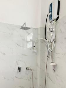 达瓦拉维孔雀别墅度假村的带淋浴喷头的浴室