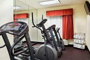 诺克斯维尔诺克斯维尔北I75州际公路12号出口智选假日酒店的健身房,室内有3辆健身自行车